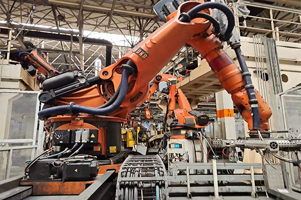 KUKA工業機器人搬運